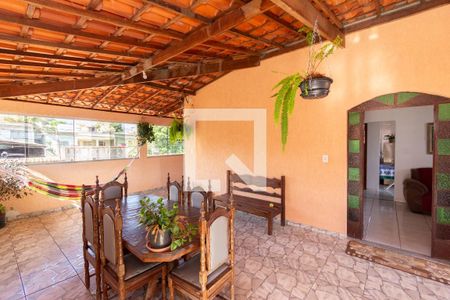 Casa à venda com 330m², 6 quartos e 2 vagas Casa à venda com 330m², 6 quartos e 2 vagasTerraço