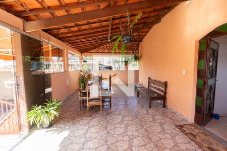 Casa à venda com 330m², 6 quartos e 2 vagas Casa à venda com 330m², 6 quartos e 2 vagasTerraço