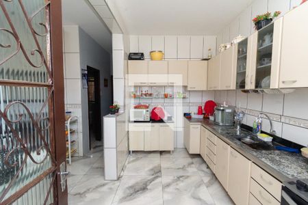 Casa à venda com 330m², 6 quartos e 2 vagas Casa à venda com 330m², 6 quartos e 2 vagasCozinha