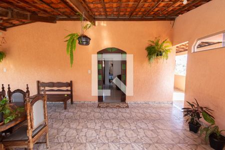 Casa à venda com 330m², 6 quartos e 2 vagas Casa à venda com 330m², 6 quartos e 2 vagasTerraço