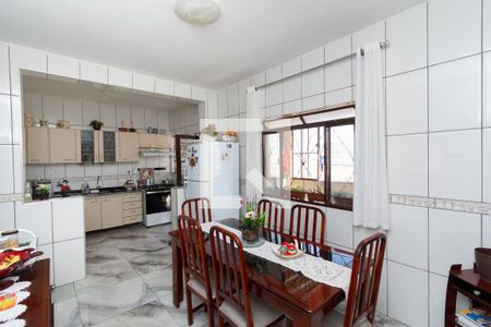 Casa à venda com 330m², 6 quartos e 2 vagas Casa à venda com 330m², 6 quartos e 2 vagasSala de Jantar