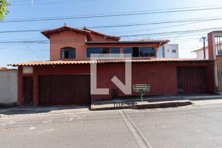 Casa à venda com 330m², 6 quartos e 2 vagas Casa à venda com 330m², 6 quartos e 2 vagasFachada
