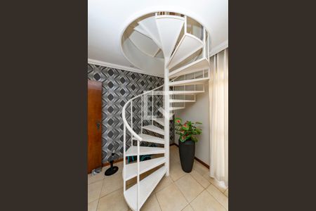 Apartamento à venda com 247m², 3 quartos e 2 vagasEscada