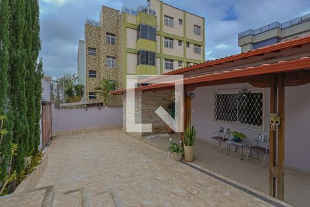 Casa à venda com 110m², 3 quartos e 2 vagas Casa à venda com 110m², 3 quartos e 2 vagasÁrea externa