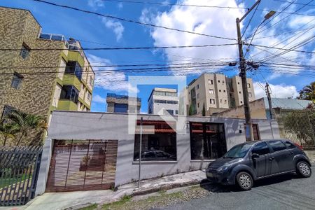 Casa à venda com 110m², 3 quartos e 2 vagas Casa à venda com 110m², 3 quartos e 2 vagasFachada