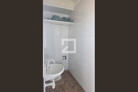 Banheiro de casa para alugar com 3 quartos, 110m² em Jardim Luciana, Itaquaquecetuba