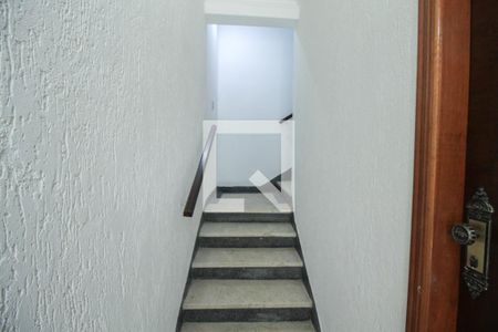 Casa para alugar com 110m², 2 quartos e 1 vaga Casa para alugar com 110m², 2 quartos e 1 vagaEscada
