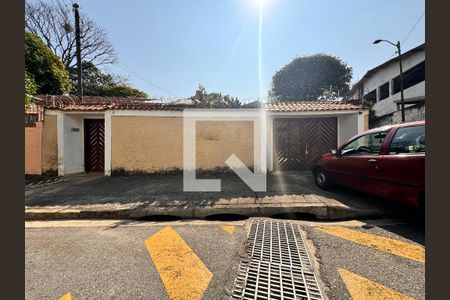 Casa à venda com 210m², 6 quartos e 3 vagas Casa à venda com 210m², 6 quartos e 3 vagasFachada