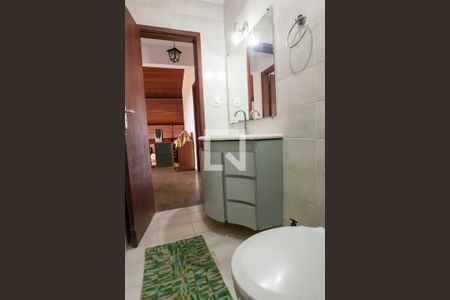 Casa de condomínio à venda com 270m², 4 quartos e 6 vagas Casa de condomínio à venda com 270m², 4 quartos e 6 vagasBanheiro Social 2