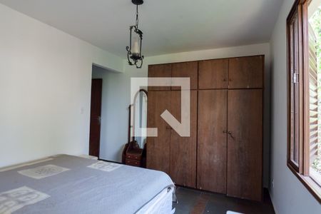 Casa de condomínio à venda com 270m², 4 quartos e 6 vagas Casa de condomínio à venda com 270m², 4 quartos e 6 vagassuite