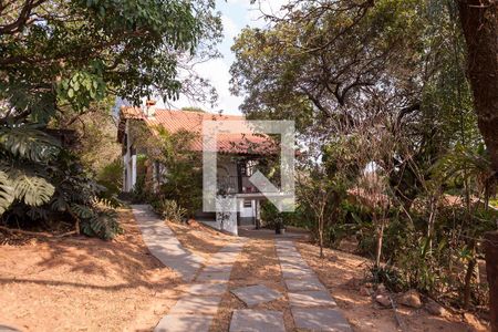 Casa de condomínio à venda com 270m², 4 quartos e 6 vagas Casa de condomínio à venda com 270m², 4 quartos e 6 vagasFachada / jardim