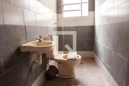 Casa de condomínio à venda com 270m², 4 quartos e 6 vagas Casa de condomínio à venda com 270m², 4 quartos e 6 vagasBanheiro de serviço