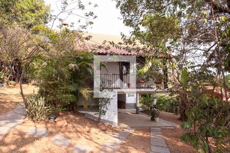 Casa de condomínio à venda com 270m², 4 quartos e 6 vagas Casa de condomínio à venda com 270m², 4 quartos e 6 vagasFachada / jardim