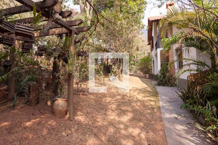 Casa de condomínio à venda com 270m², 4 quartos e 6 vagas Casa de condomínio à venda com 270m², 4 quartos e 6 vagasQuintal