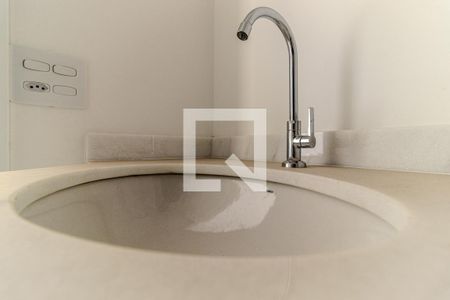 Banheiro de kitnet/studio para alugar com 1 quarto, 28m² em República, São Paulo