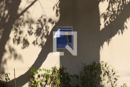 Apartamento à venda com 44m², 2 quartos e sem vagaPlaca instalada no muro do condomínio