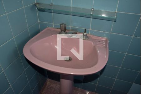 Casa para alugar com 150m², 4 quartos e 3 vagasBanheiro da edícula