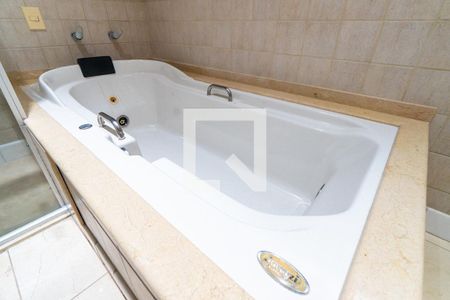Casa à venda com 393m², 3 quartos e 4 vagasBanheiro da Suíte Detalhe
