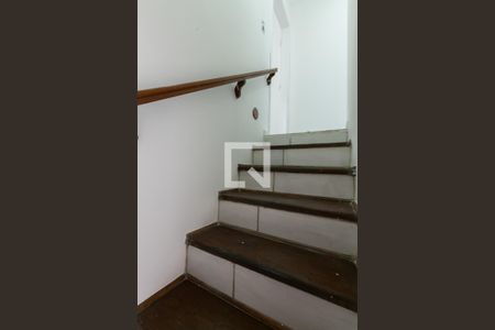 Casa para alugar com 108m², 2 quartos e 4 vagas Casa para alugar com 108m², 2 quartos e 4 vagasEscada / Quartos