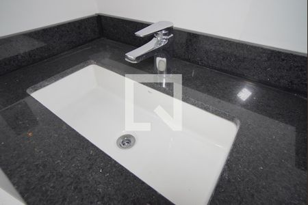 Banheiro da Suíte de apartamento à venda com 2 quartos, 71m² em Independência, Porto Alegre