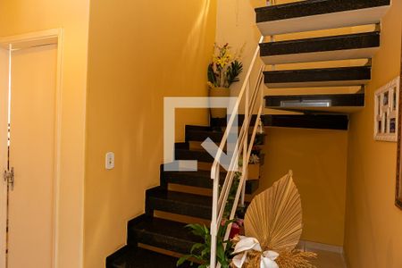 Casa à venda com 208m², 3 quartos e sem vaga Casa à venda com 208m², 3 quartos e sem vagaEscada