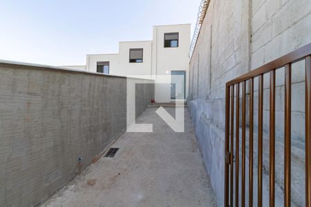 Casa à venda com 70m², 2 quartos e 2 vagas Casa à venda com 70m², 2 quartos e 2 vagasFachada