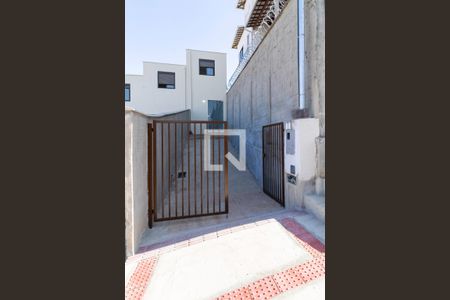 Casa à venda com 70m², 2 quartos e 2 vagas Casa à venda com 70m², 2 quartos e 2 vagasFachada