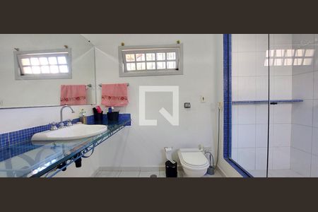 Casa à venda com 380m², 3 quartos e 8 vagasBanheiro Quarto 1 suíte