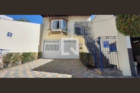 Casa à venda com 380m², 3 quartos e 8 vagasFachada