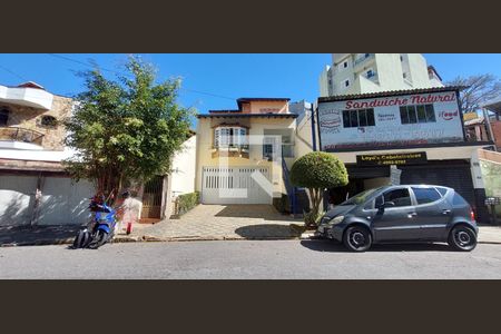 Casa à venda com 380m², 3 quartos e 8 vagasFachada