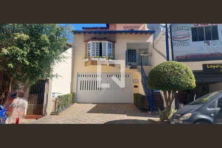 Casa à venda com 380m², 3 quartos e 8 vagasFachada