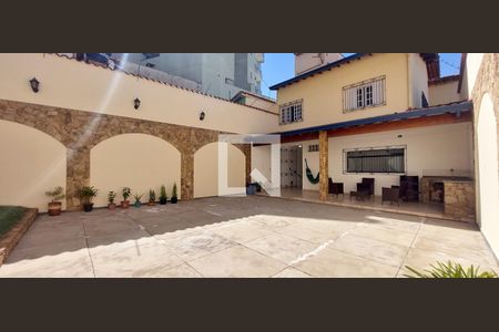 Casa à venda com 380m², 3 quartos e 8 vagasQuintal
