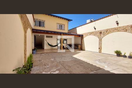 Casa à venda com 380m², 3 quartos e 8 vagasQuintal