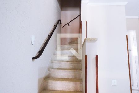 Casa de condomínio para alugar com 70m², 2 quartos e 1 vagaEscada