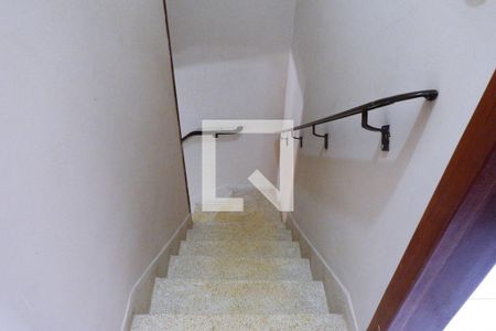 Casa de condomínio para alugar com 70m², 2 quartos e 1 vagaEscada