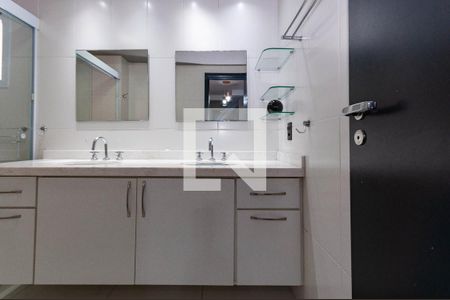 Apartamento para alugar com 242m², 3 quartos e 3 vagas Apartamento para alugar com 242m², 3 quartos e 3 vagasBanheiro do quarto 2 Suíte