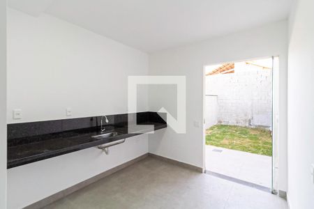 Casa à venda com 70m², 2 quartos e 2 vagas Casa à venda com 70m², 2 quartos e 2 vagasCozinha