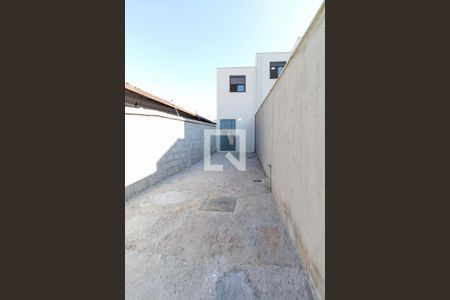 Casa à venda com 70m², 2 quartos e 2 vagas Casa à venda com 70m², 2 quartos e 2 vagasEntrada