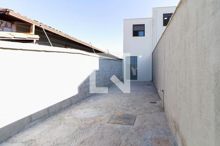 Casa à venda com 70m², 2 quartos e 2 vagas Casa à venda com 70m², 2 quartos e 2 vagasEntrada
