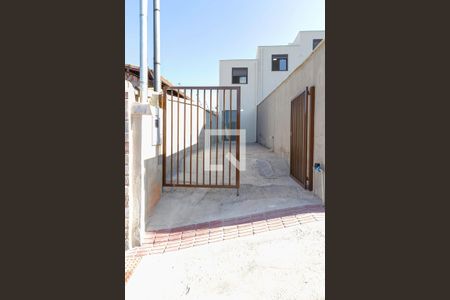 Casa à venda com 70m², 2 quartos e 2 vagas Casa à venda com 70m², 2 quartos e 2 vagasFachada