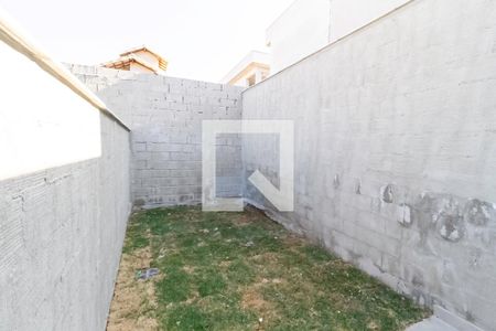 Casa à venda com 70m², 2 quartos e 2 vagas Casa à venda com 70m², 2 quartos e 2 vagasQuintal