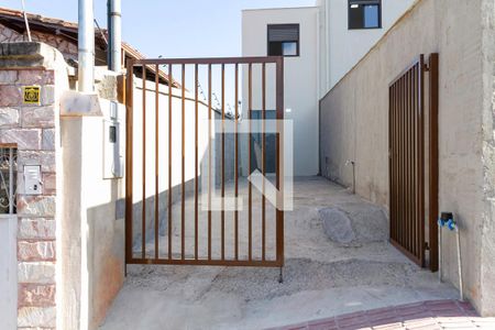 Casa à venda com 70m², 2 quartos e 2 vagas Casa à venda com 70m², 2 quartos e 2 vagasFachada