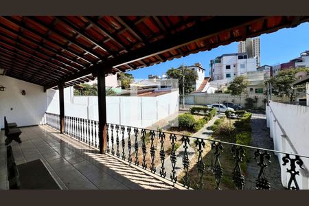 Casa à venda com 263m², 4 quartos e 6 vagasVaranda 2º andar