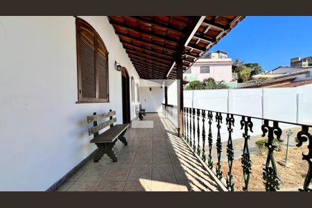 Casa à venda com 263m², 4 quartos e 6 vagasVaranda 2º andar