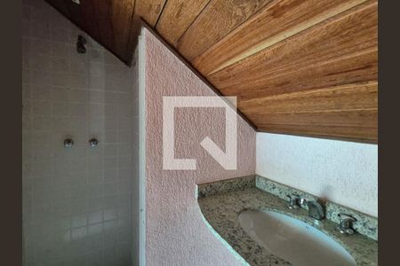 Casa de condomínio para alugar com 220m², 4 quartos e 4 vagasBanheiro 