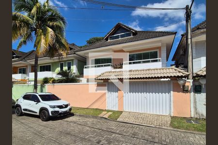 Casa de condomínio para alugar com 220m², 4 quartos e 4 vagasFachada