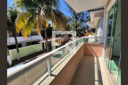 Casa de condomínio para alugar com 220m², 4 quartos e 4 vagasVaranda da Suíte 2