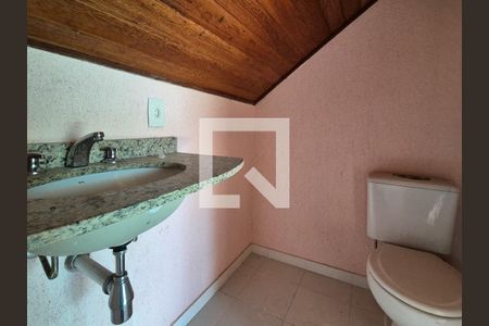 Casa de condomínio para alugar com 220m², 4 quartos e 4 vagasBanheiro 