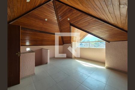 Casa de condomínio para alugar com 220m², 4 quartos e 4 vagasSótão