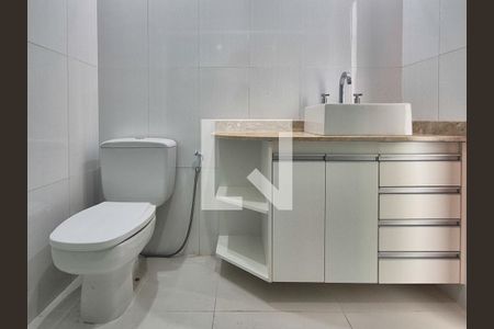 Casa de condomínio para alugar com 220m², 4 quartos e 4 vagasBanheiro da Suíte 2